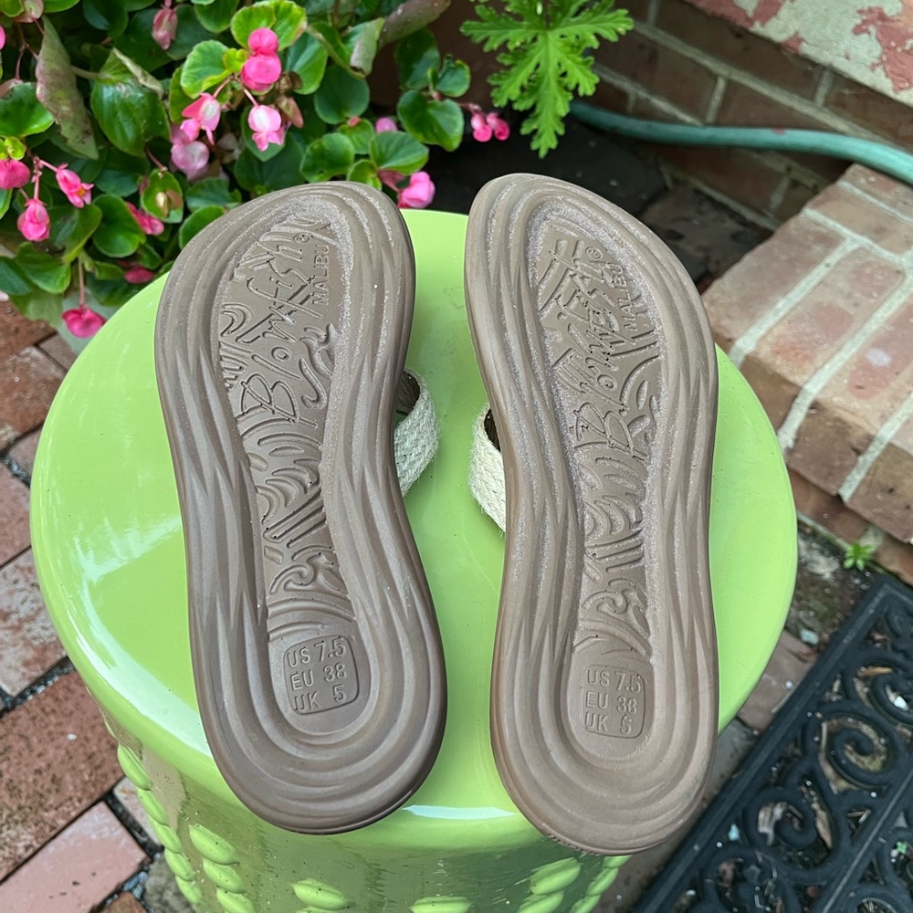 Blowfish Tan Sandals Casual Summer Footwear - Picture 4 of 4